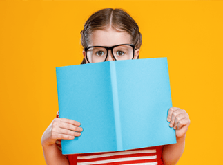 Enfant timide derriere son cahier